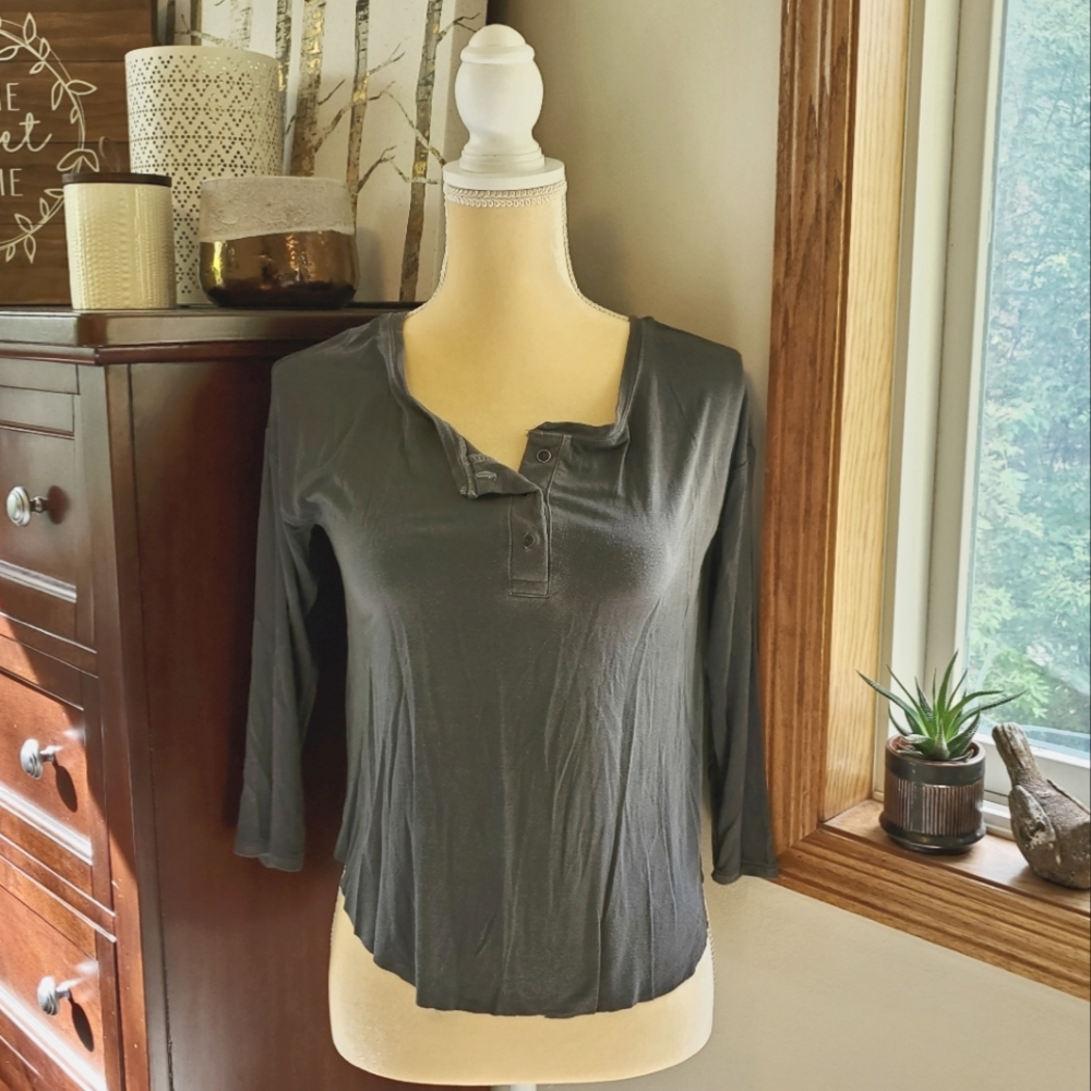 American Eagle Soft and Sexy Gray Cropped Henley